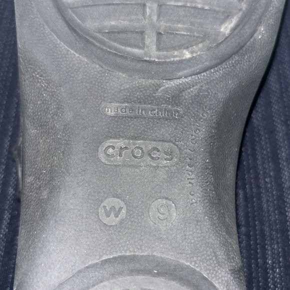 Comfortable Crocs Sandals - Picture 5 of 8